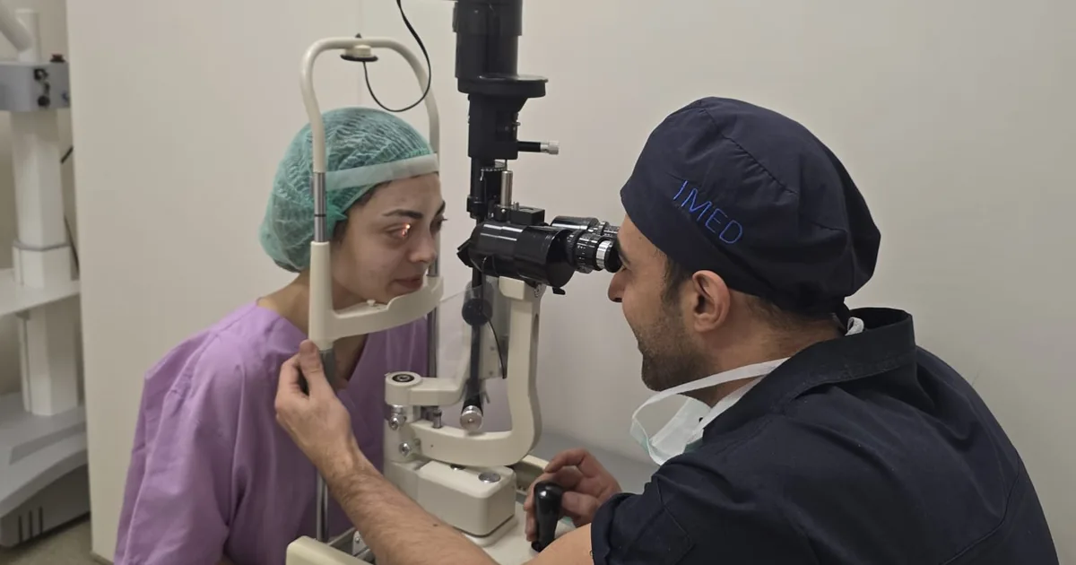 Op. Dr. Bilal Kavşut göz muayenesi sırasında